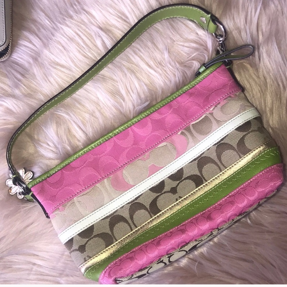 Coach Handbag - Perfect For Summer! 🌸